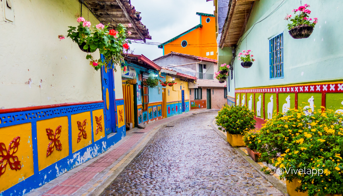 zocalos de guatapé antioquia